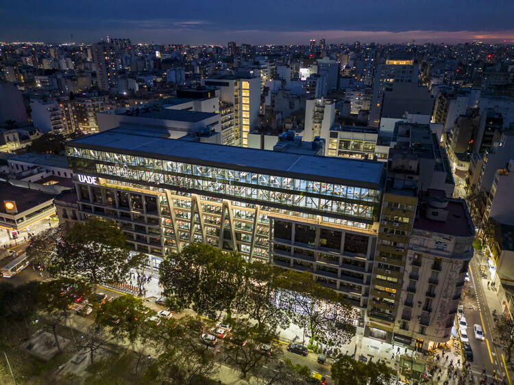 Главный корпус кампуса UADE / Oficina Urbana |  Конверти + де Марко |  Arquitectos - Фотография экстерьера, окон, городского пейзажа, фасада
