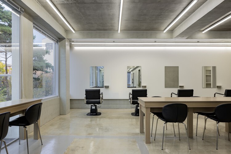 eof Hair Salon / orosy studio - Фотография интерьера, Столовая, Стол, Стул, Окна, Балка