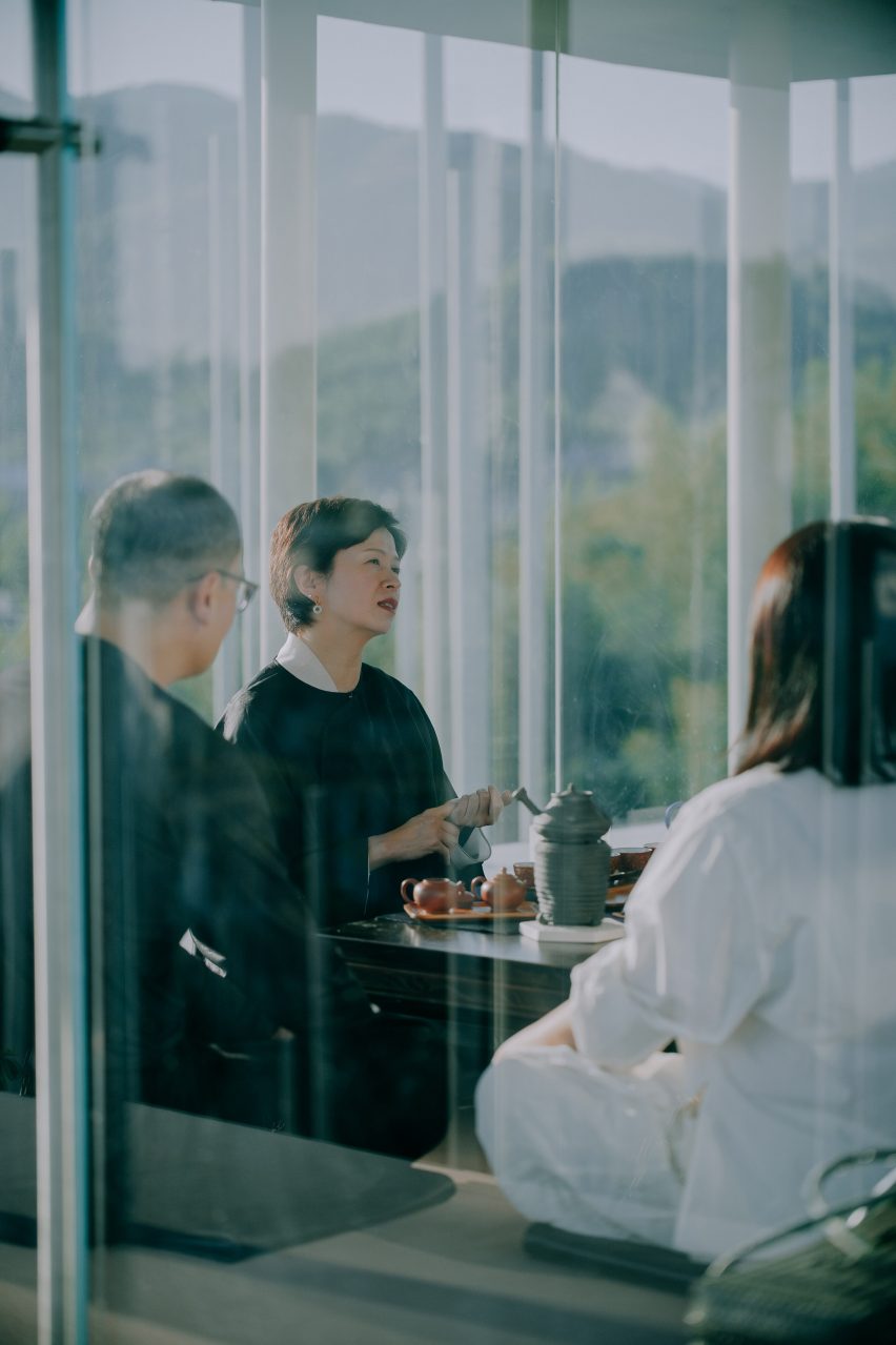 Интерьер ресторана Cloud Tea House от Plat Asia в Хучжоу, Китай