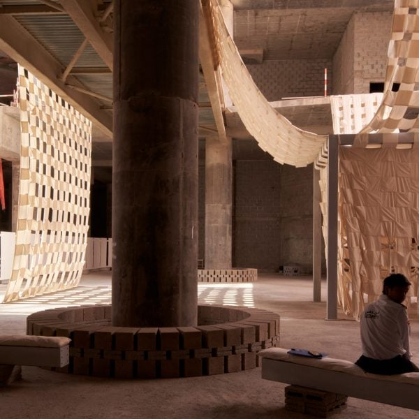 Limbo Accra превращает недостроенный торговый центр Sharjah Mall в «символ потенциала»