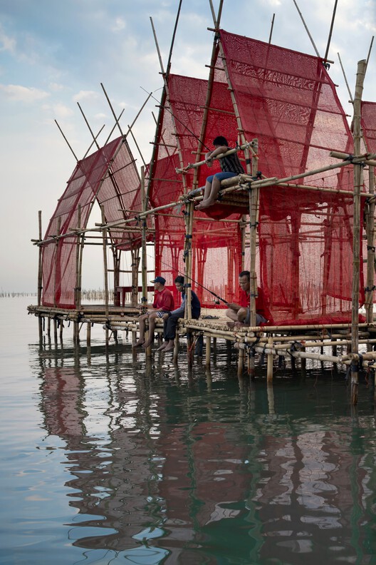 Павильон с лесами Angsila Oyster / CHAT Architects - Фотография экстерьера, набережная