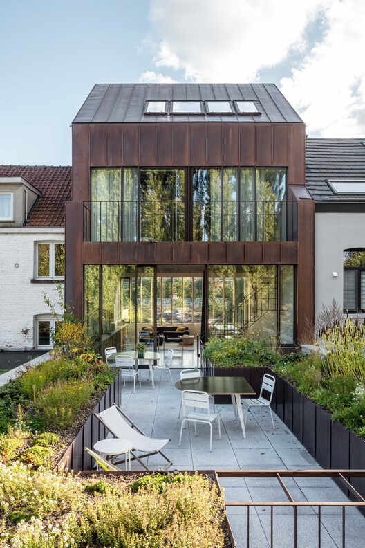 BV House / Bruno Vanbesien - Фотография экстерьера, Стол, Окна, Стул, Фасад, Сад, Двор, Патио