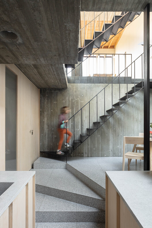 BV House / Bruno Vanbesien - Фотография интерьера, лестница, перила, балка