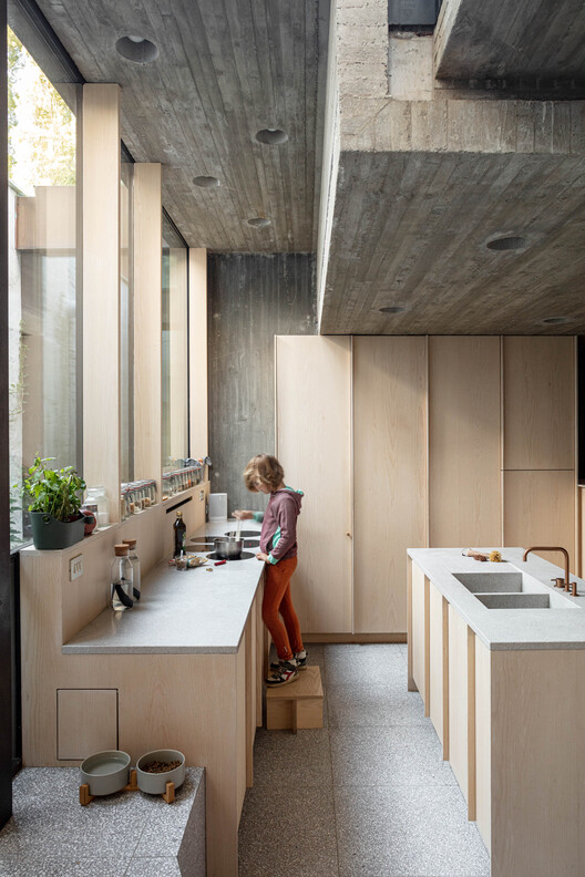 BV House / Bruno Vanbesien - Фотография интерьера, кухня, стол, балка