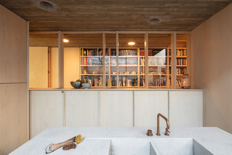 BV House / Bruno Vanbesien - Фотография интерьера, шкаф, стеллажи, стул, балка
