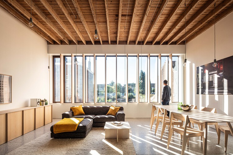 BV House / Bruno Vanbesien - Фотография интерьера, гостиная, диван, стол, балка, стул