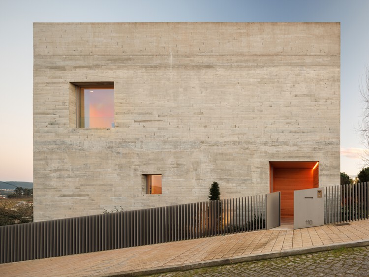 SV House / Spaceworkers - Фотография Экстерьера, Кирпич, Фасад, Окна