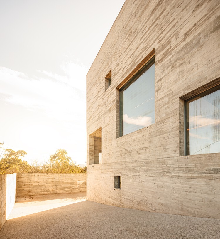 SV House / Spaceworkers - Фотография интерьера, Окна, Кирпич