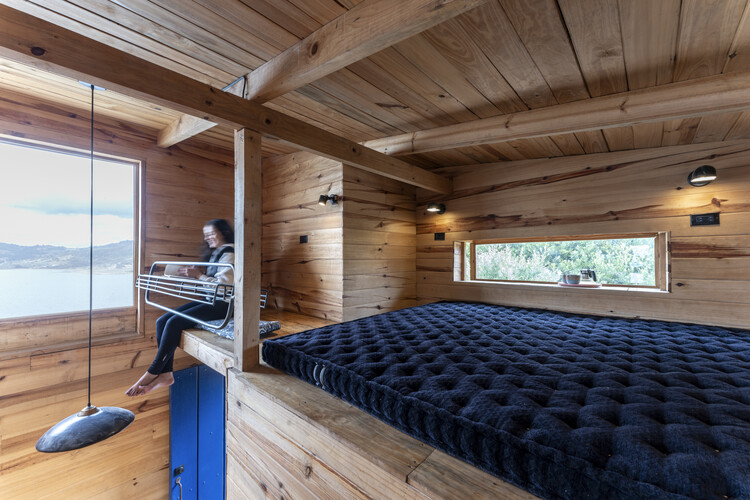 Punta Casitas Cabin 1 / Yemail Arquitectura - Фотография интерьера, спальня, окна, балка