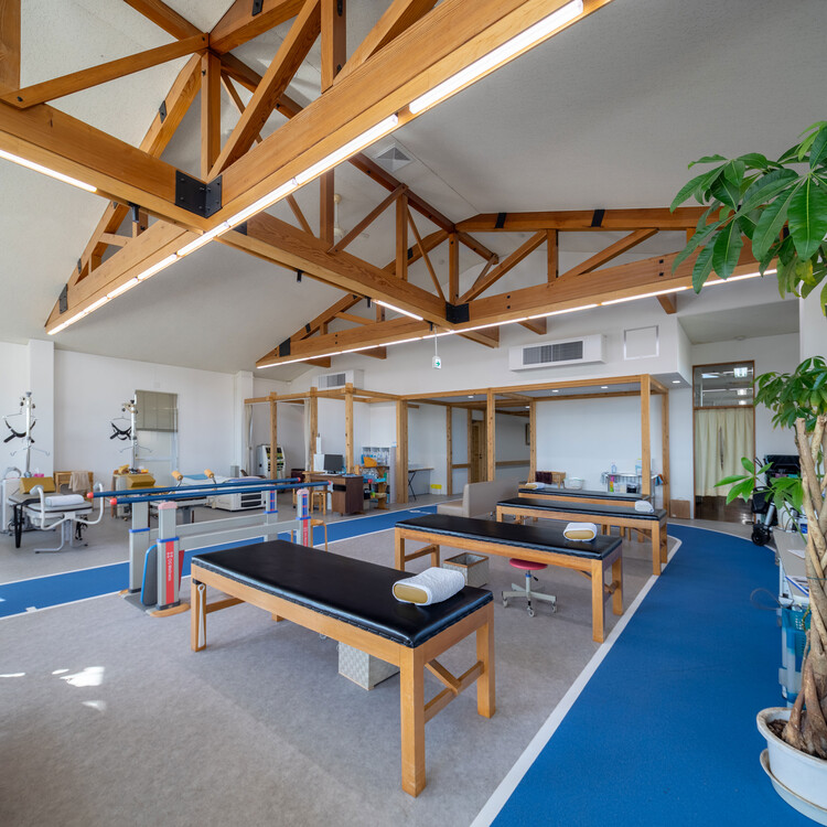 Ремонт ортопедической клиники Space Piercer / Офис T2P Architects - Фотография интерьера, стол, окна, диван, стул, скамейка, балка