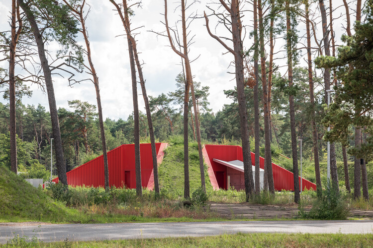 Бункерный комплекс в Бранденбурге / Maedebach & Redeleit Architekten - Фотография экстерьера, лес