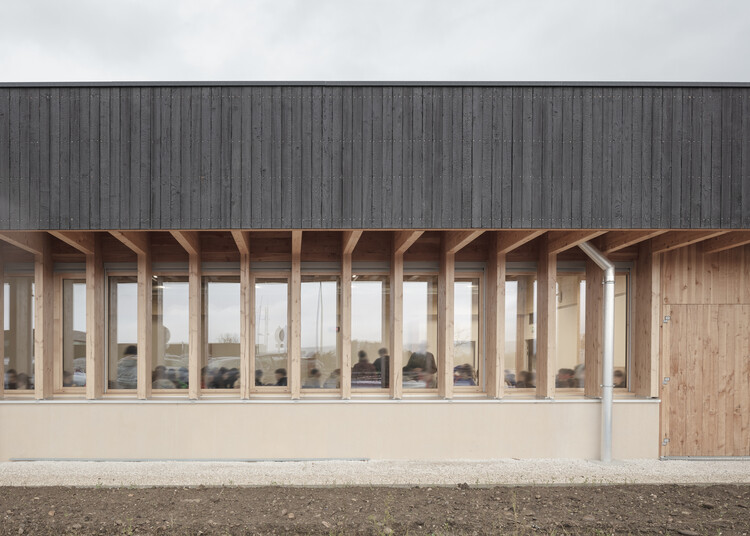 Колледж Орлинд Бретену / Дитрих |  Untertrifaller + phBa Architectes - Экстерьерная фотография, Фасад, Колонна