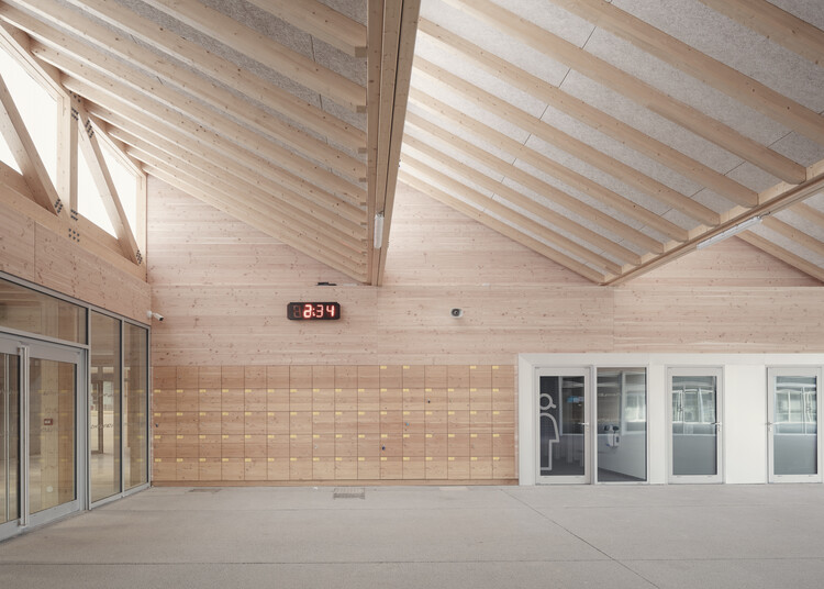 Колледж Орлинд Бретену / Дитрих |  Untertrifaller + phBa Architectes - Фотография интерьера, балка, фасад, окна