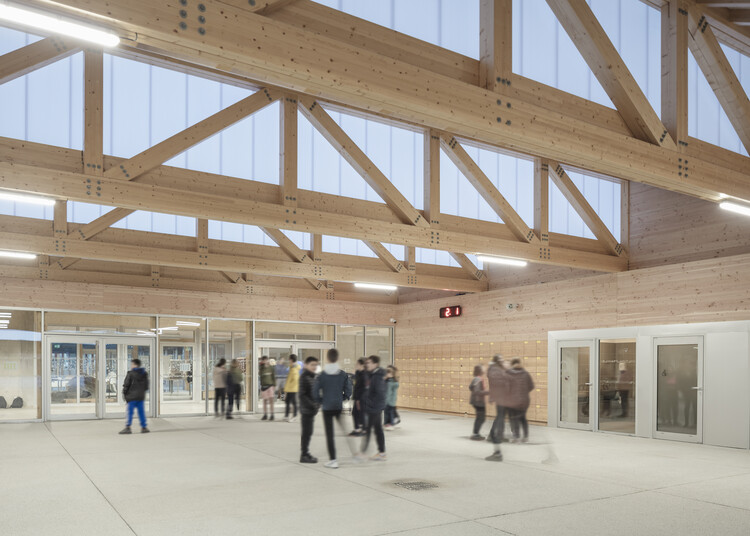 Колледж Орлинд Бретену / Дитрих |  Untertrifaller + phBa Architectes - Фотография интерьера, лестница, балка, фасад