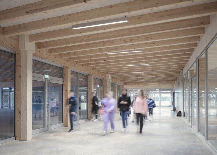 Колледж Орлинд Бретену / Дитрих |  Untertrifaller + phBa Architectes - Фотография интерьера, фасада, колонны