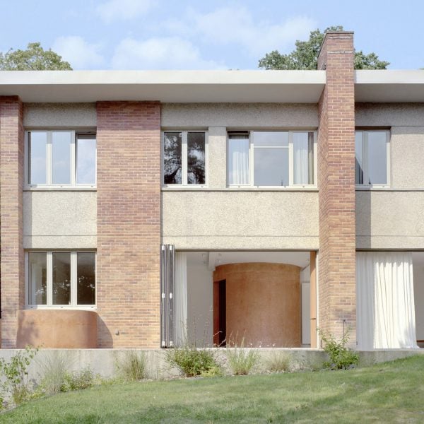 Бетонные «колодцы» освещают ремонт дома от Atelier Delalande Tabourin