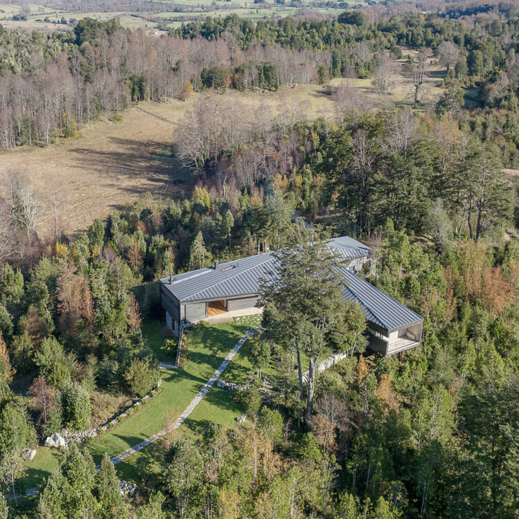 Apfel House / Hebra Arquitectos - Экстерьерная фотография, Лес