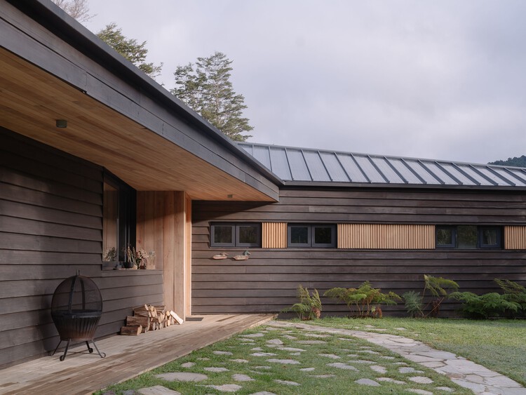 Apfel House / Hebra Arquitectos - Фотография Экстерьера, Окна, Фасад, Сад, Балка, Терраса