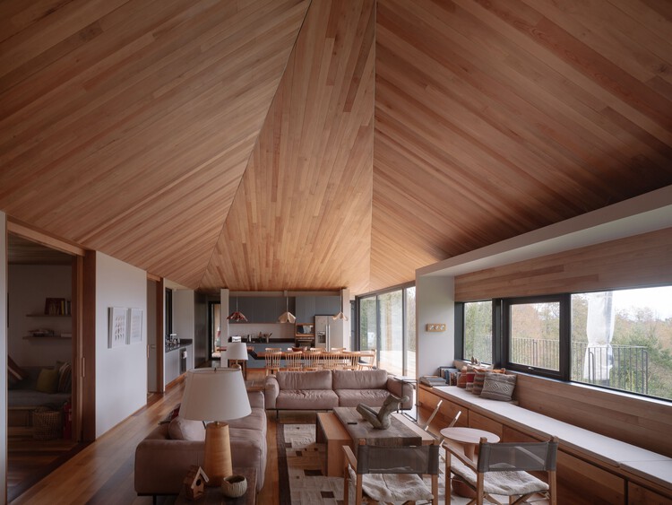Apfel House / Hebra Arquitectos - Фотография интерьера, стол, окна, балка