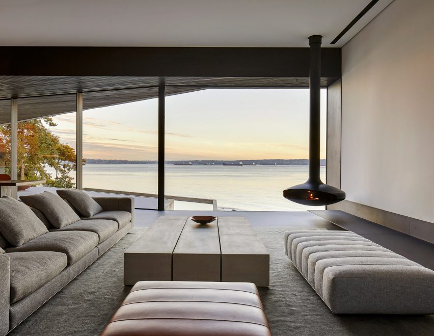 Плавающий камин на первом этаже