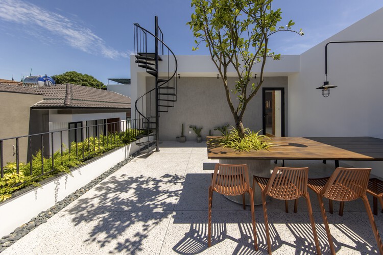 TT House / PsA Architecture - Экстерьерная фотография, Стол, Стул, Фасад, Патио