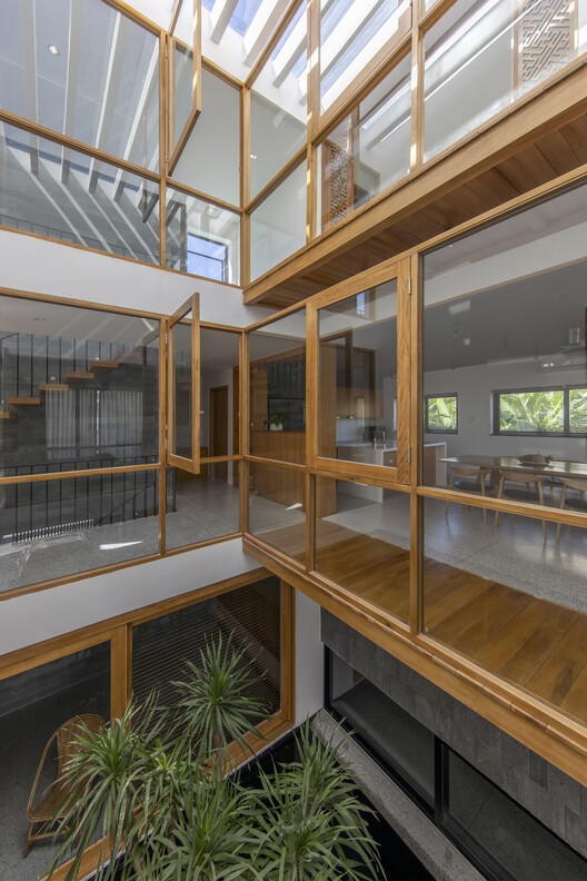 TT House / PsA Architecture - Фотография интерьера, окна, фасад, балка