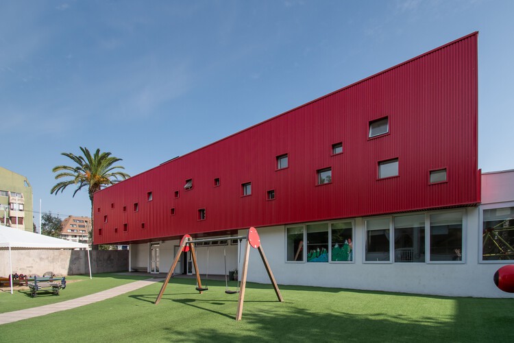 Colegio Suizo Gymnasium / Lambiasi + Westenunk Arquitectos + Eliash Arquitectos + Марсела Шмаук - Фотография экстерьера, окон, фасада