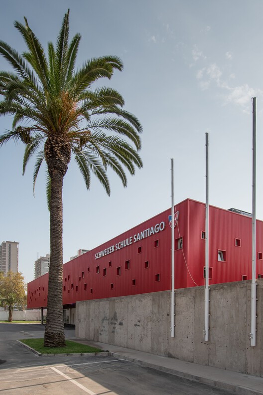 Colegio Suizo Gymnasium / Lambiasi + Westenunk Arquitectos + Eliash Arquitectos + Марсела Шмаук - Фотография экстерьера, окон, фасада
