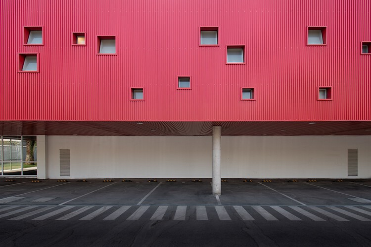 Colegio Suizo Gymnasium / Lambiasi + Westenunk Arquitectos + Eliash Arquitectos + Marcela Schmauk - Фотография интерьера, окон, кирпича, фасада