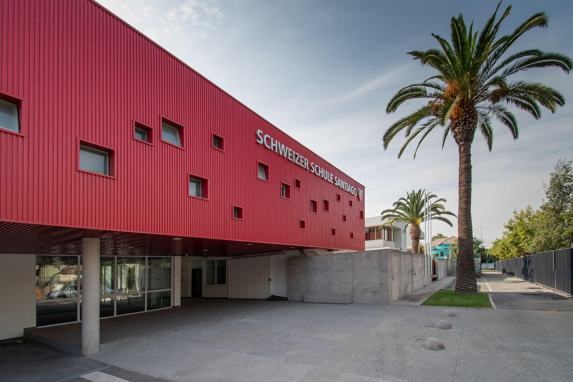 Colegio Suizo Gymnasium / Lambiasi + Westenunk Arquitectos + Eliash Arquitectos + Марсела Шмаук