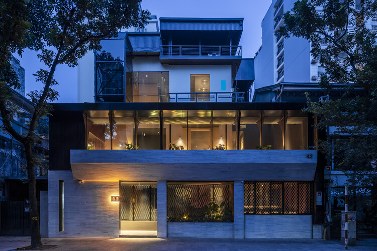 Ресторан Yazawa Hanoi / Takashi Niwa Architects — фотография экстерьера, окон, фасада