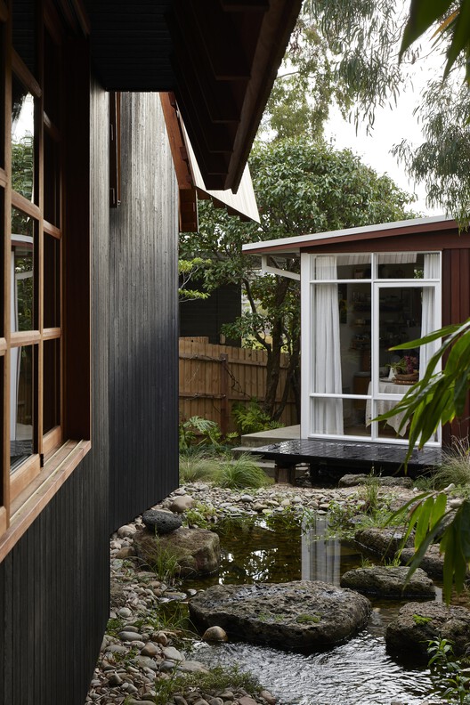 Ember House / MRTN Architects — фотография экстерьера, окна, сад, балка, двор