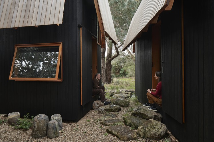 Ember House / MRTN Architects — Фотография интерьера, окна, лес