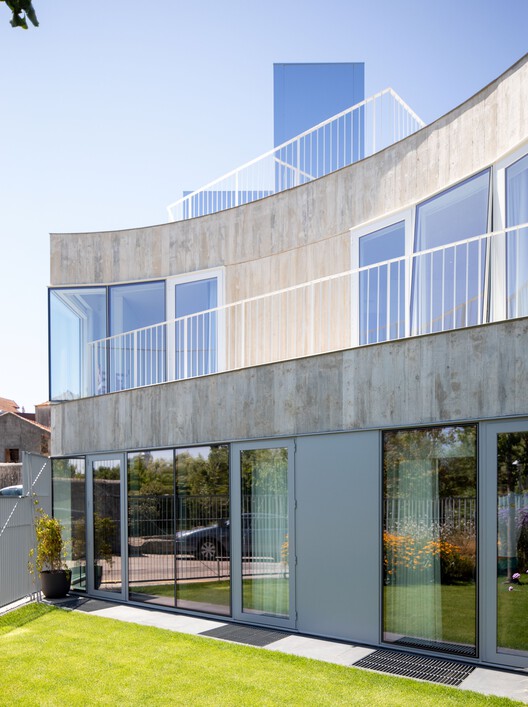 Дом в городском парке, Овар / Nelson Resende Arquitecto - Фотография экстерьера, окна, фасад