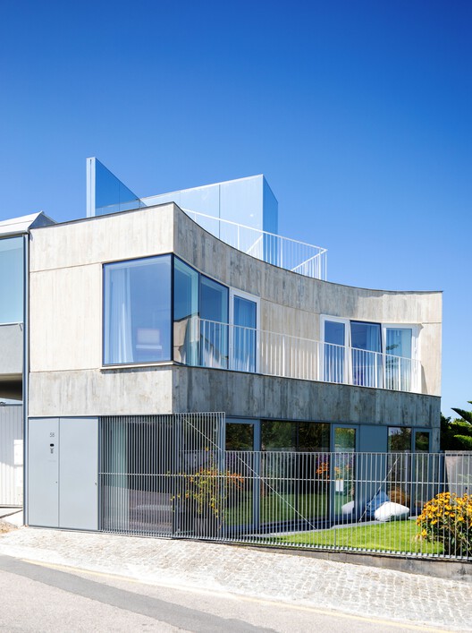 Дом в городском парке, Овар / Nelson Resende Arquitecto - Фотография экстерьера, фасад