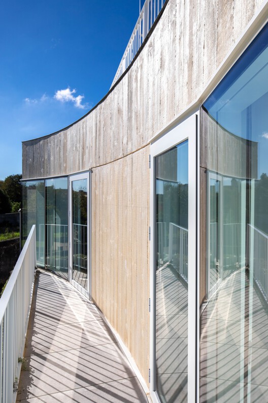 Дом в городском парке, Овар / Nelson Resende Arquitecto - Фотография Экстерьера, Фасад, Окна, Перила