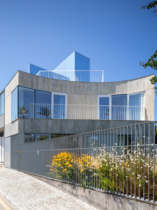 Дом в городском парке, Овар / Nelson Resende Arquitecto - Фотография Экстерьера, Фасад, Окна