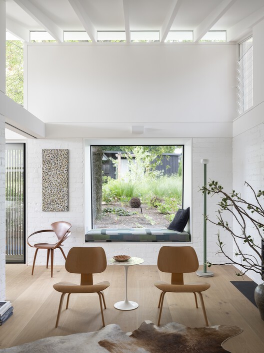 Bowral House / Luke Moloney Architecture — фотография интерьера, стул, дерево, окна
