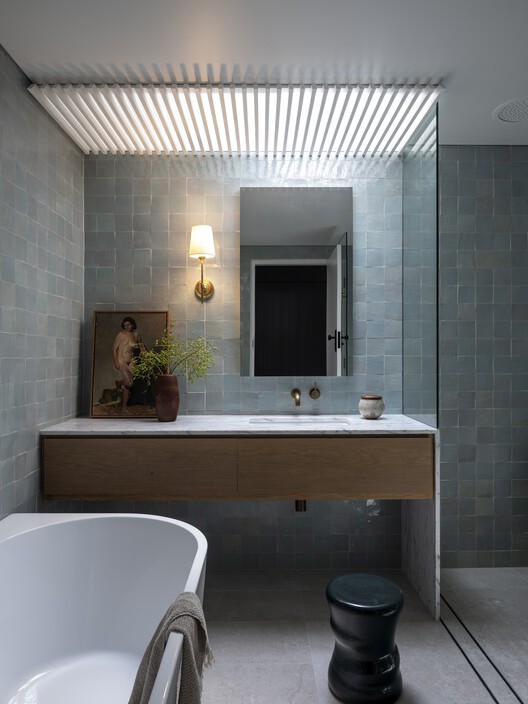Bowral House / Luke Moloney Architecture — Фотография интерьера, ванная комната, стол, столешница, раковина, ванна