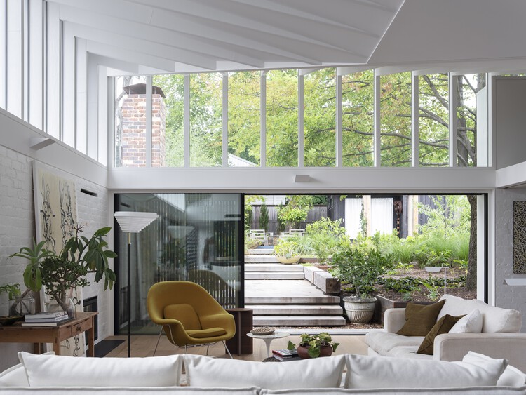 Bowral House / Luke Moloney Architecture — фотография интерьера, гостиная, стул, окна