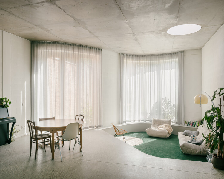 Дом Синт-Бенедикта / Poot Architectuur - Фотография интерьера, стол, стул