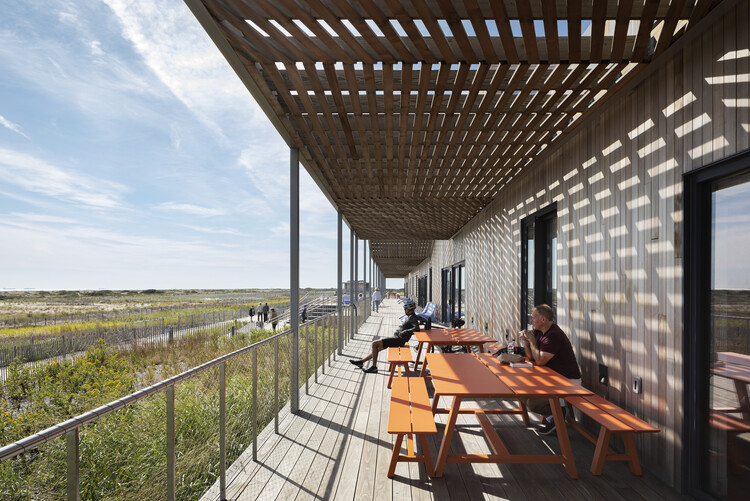 Центр энергетики и природы Джонс-Бич / nArchitects - Фотография интерьера, столовая, стол, стул, патио