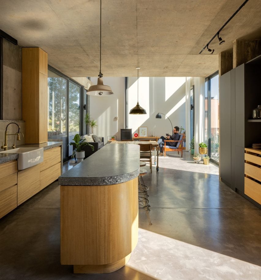 Кухня открытой планировки в Tomm House