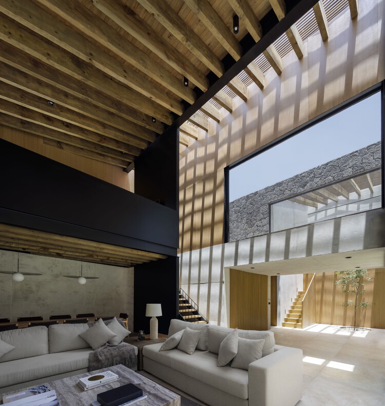 Noah House / Cadaval Estudio — Фотография интерьера, гостиная, диван, балка