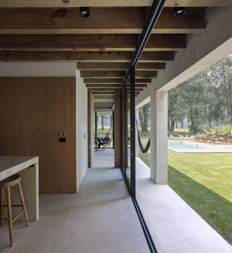 Noah House / Cadaval Estudio - Фотография интерьера, стол, балка