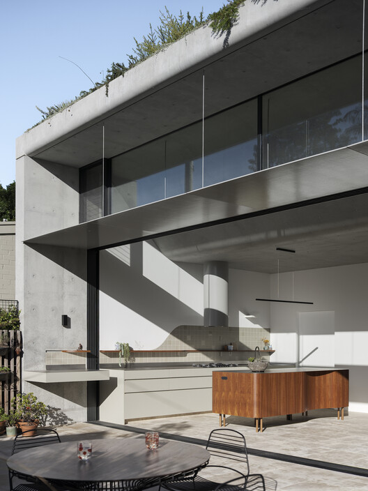 Дом со скрытым садом / Sam Crawford Architects — фотография интерьера, кухня, окна, фасад, бетон, балка, перила