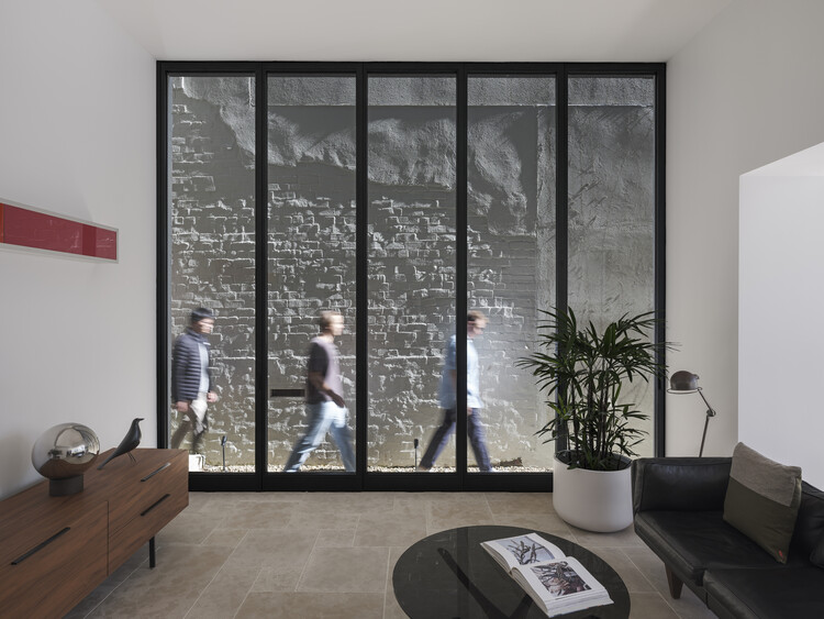 Дом со скрытым садом / Sam Crawford Architects — фотография интерьера, гостиная, окна