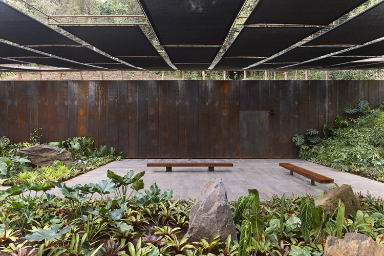 Галерея Яёи Кусама / MACh Arquitetos + Rizoma Arquitetura - Фотография экстерьера, сад, балка, лес
