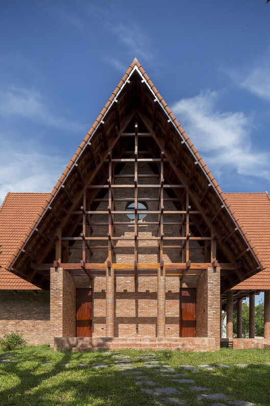 Храм Мученика / Lestudioarchitects - Экстерьерная фотография, Дерево, Окна, Балка