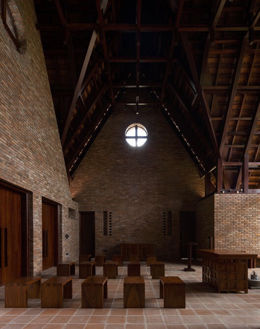 Храм Мученика / Lestudioarchitects - Фотография интерьера, балка, окна